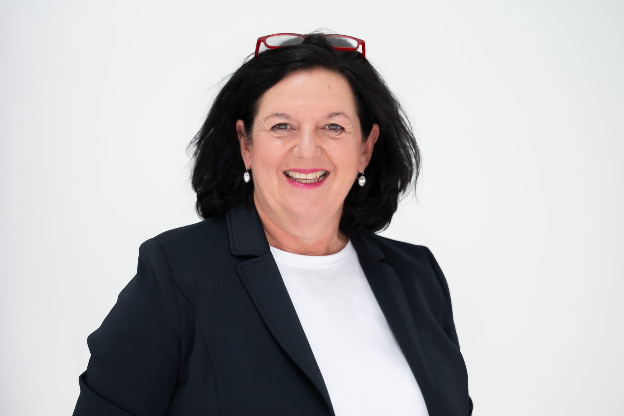 Sabine frontal Brille auf Kopf